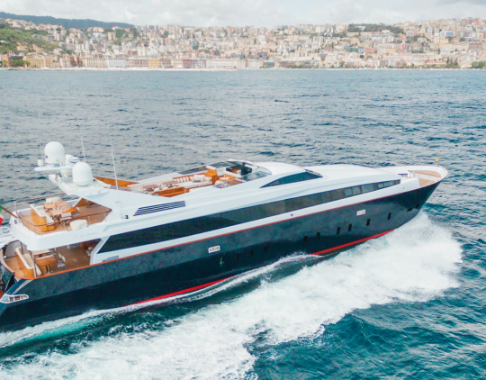 mega yacht in costiera amalfitana